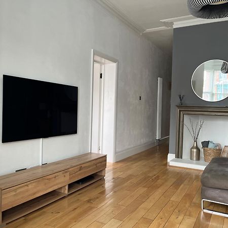 The Clock Tower Apartment - Spacious, Modern, 2 Bed Room Apartment , Southsea With Free Parking - Sleeps 4 Портцмаус Экстерьер фото