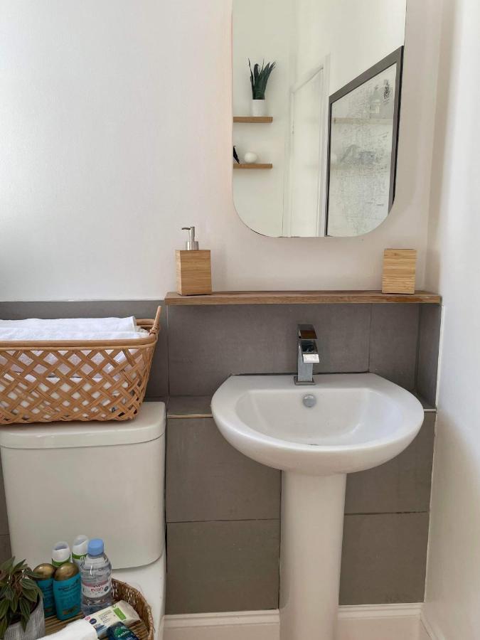 The Clock Tower Apartment - Spacious, Modern, 2 Bed Room Apartment , Southsea With Free Parking - Sleeps 4 Портцмаус Экстерьер фото