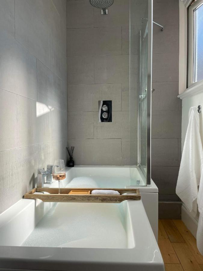 The Clock Tower Apartment - Spacious, Modern, 2 Bed Room Apartment , Southsea With Free Parking - Sleeps 4 Портцмаус Экстерьер фото