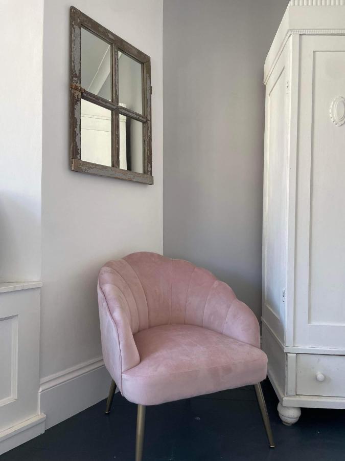 The Clock Tower Apartment - Spacious, Modern, 2 Bed Room Apartment , Southsea With Free Parking - Sleeps 4 Портцмаус Экстерьер фото