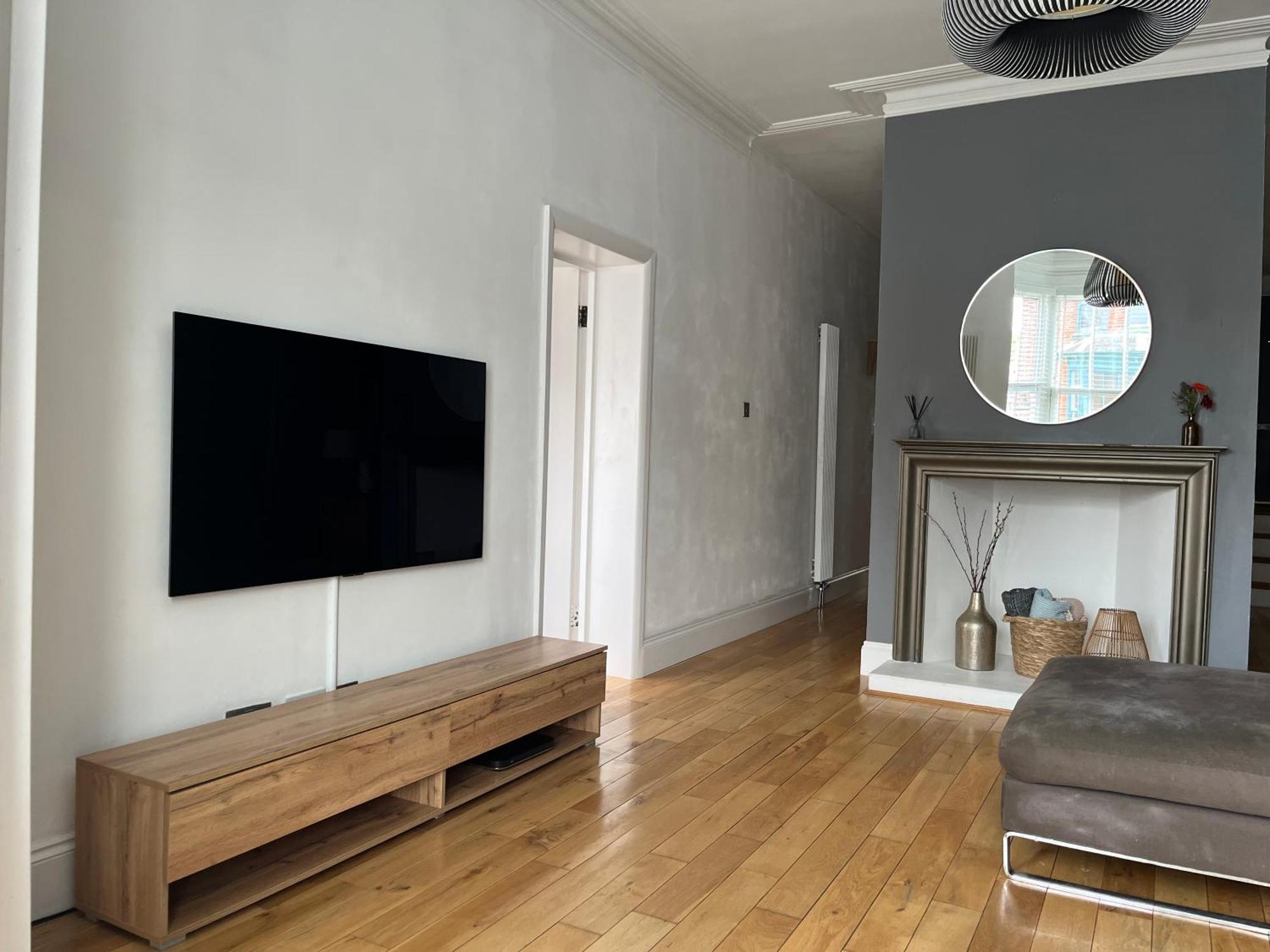 The Clock Tower Apartment - Spacious, Modern, 2 Bed Room Apartment , Southsea With Free Parking - Sleeps 4 Портцмаус Экстерьер фото